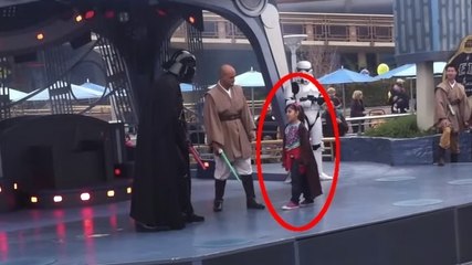 Star Wars : une petit fan a une réaction hilarante face à Dark Vador