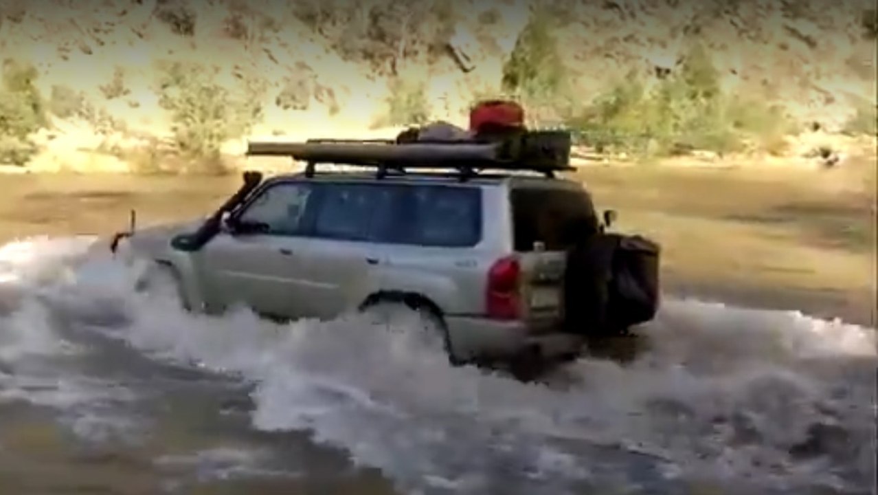 Ce 4x4 traverse une rivière au courant très puissant