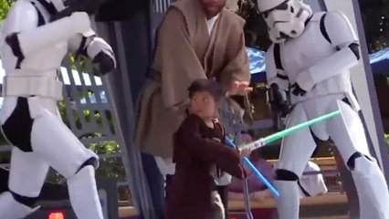 Star Wars : ce petit Jedi a une technique très spéciale pour battre un stormtrooper
