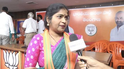CM KCR Did Not Really Intend To give Jobs To Unemployed - Rani Rudrama | Oneindia Telugu
