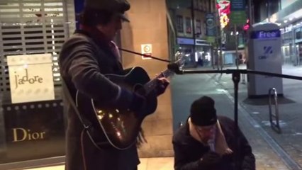 Un musicien de rue et un SDF en fauteuil roulant forment un duo magique