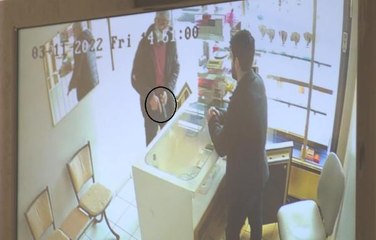 MÜŞTERİ GİBİ GİRDİĞİ KUYUMCU DÜKKANINDA SİLAH ÇEKTİ, ALTIN BİLEZİKLERLE KAÇTI