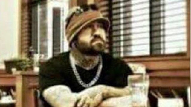 Cet homme s'est assis dans un restaurant sans rien commander...