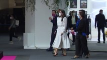 La reina Letizia, radiante y de blanco impoluto regresa a la pasarela Cibeles