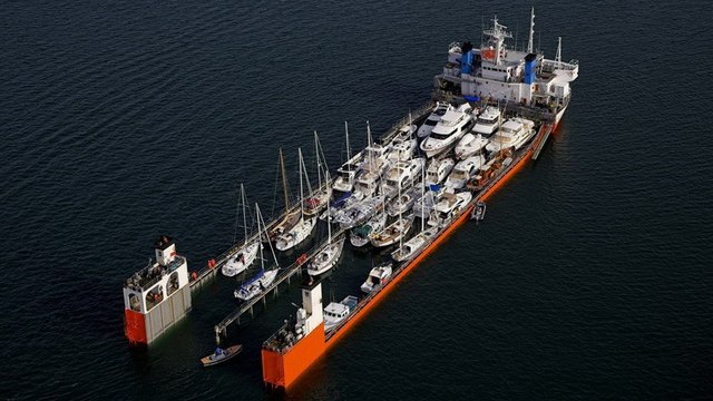 Super Servant 4, le bateau qui transporte des yachts dans le monde entier