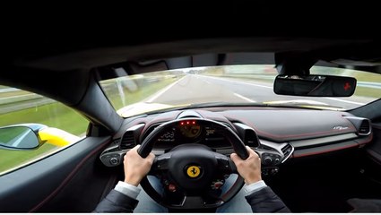 Il se filme à 300 km/h sur l'autoroute au volant de sa Ferrari 458 Italia