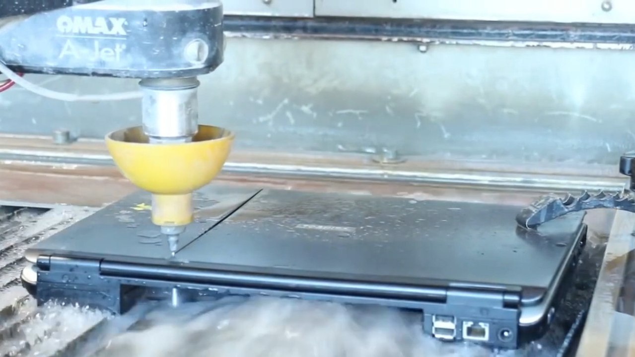 Des objets découpés en deux au jet d'eau à haute pression