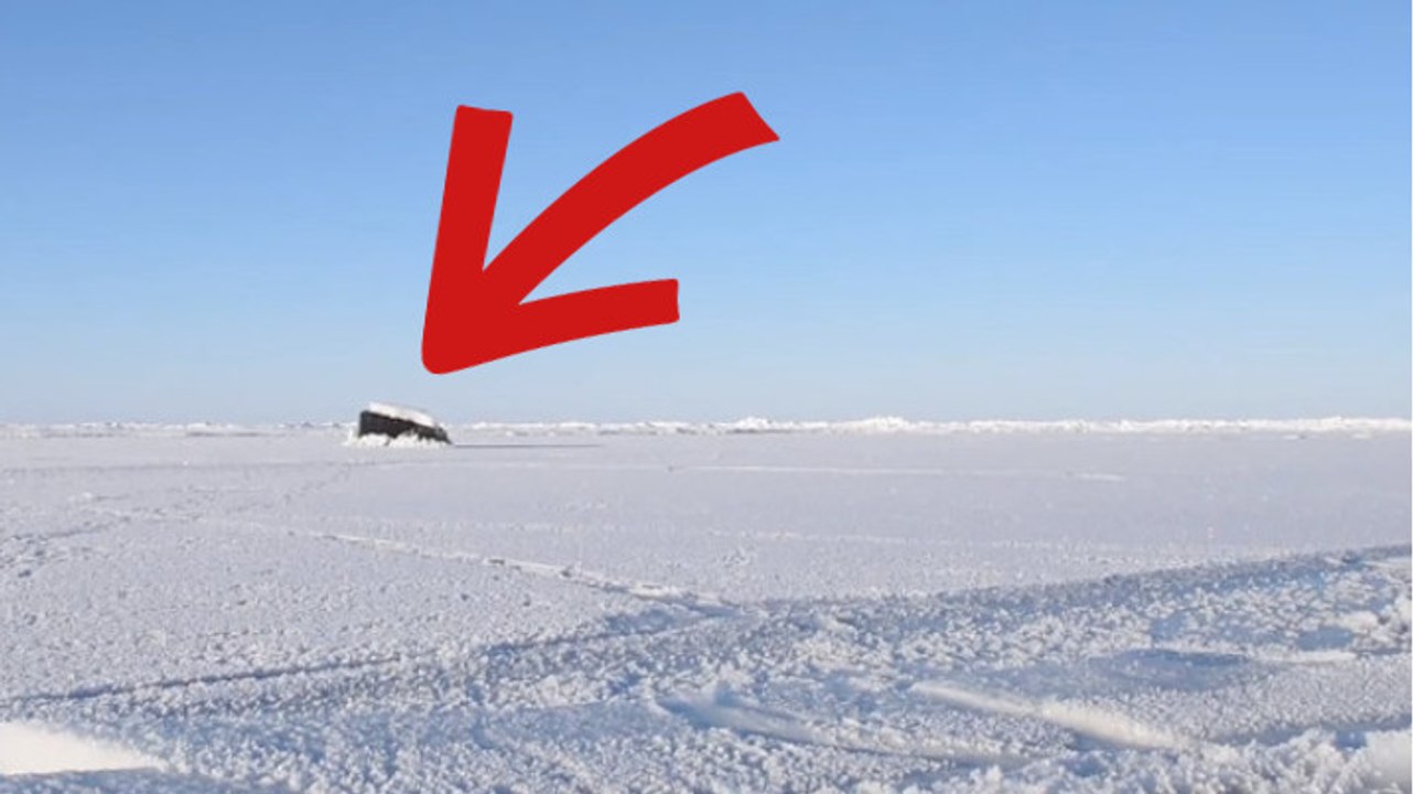 Un sous-marin nucléaire refait surface en brisant la glace dans le cercle arctique