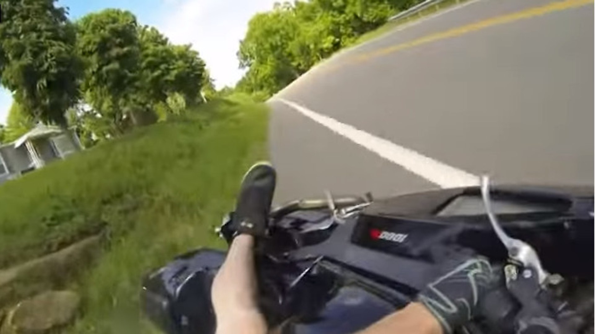 Sécurité routière : torse nu et en short, il chute à moto et montre ses  blessures (VIDEO) - Vidéo Dailymotion