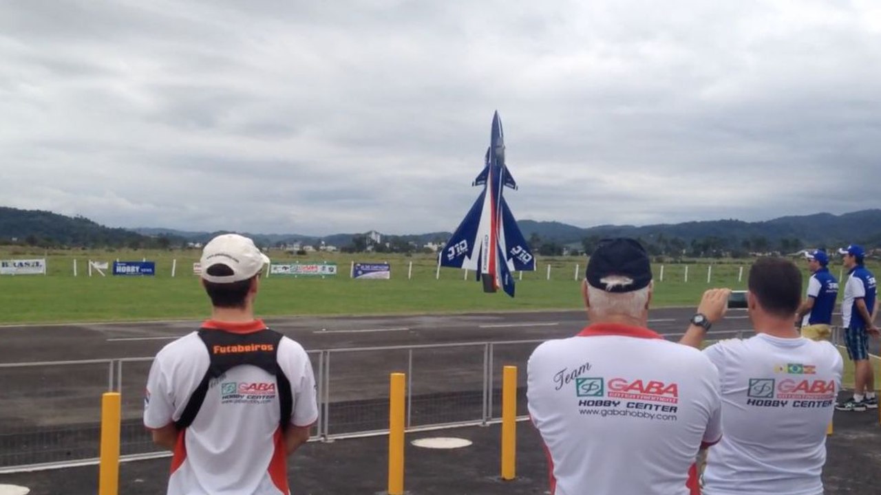 Incroyable performance d'un pilote qui fait voler son avion à la verticale