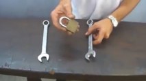 Voici comment ouvrir un cadenas avec deux clés plates