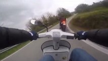 Un motard humilié par un scooter Vespa