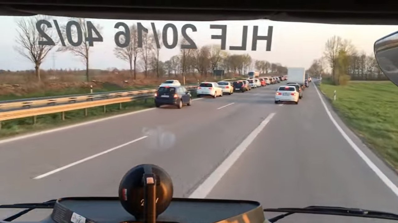 La réaction incroyable des automobilistes allemands à la sirène d'un camion de pompiers