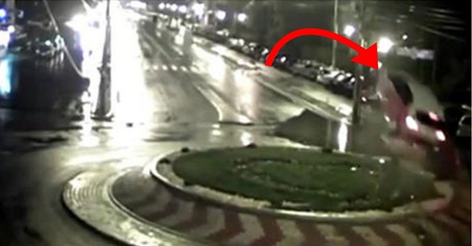 Un automobiliste fonce tout droit au rond-point et s'envole