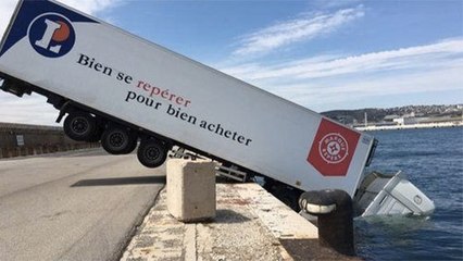 Après un accident, un poids-lourd se retrouve dans une drôle de position à Marseille