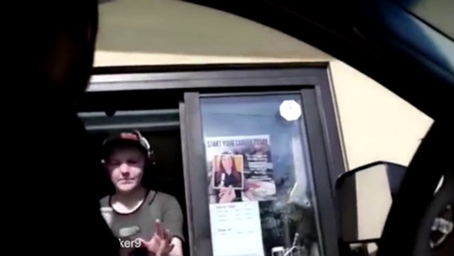 Deux amis piègent une employée de McDonald's, et ils vont vite le regretter