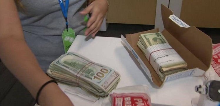 Elle commande des ailes de poulet... et se fait livrer 5000 dollars en billets à la place