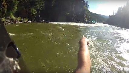 En plein milieu d'une session de rafting, un équipage fait une incroyable découverte