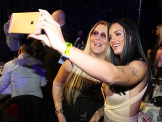 Loana : elle refait la scène de la piscine en direct dans le Mad Mag...