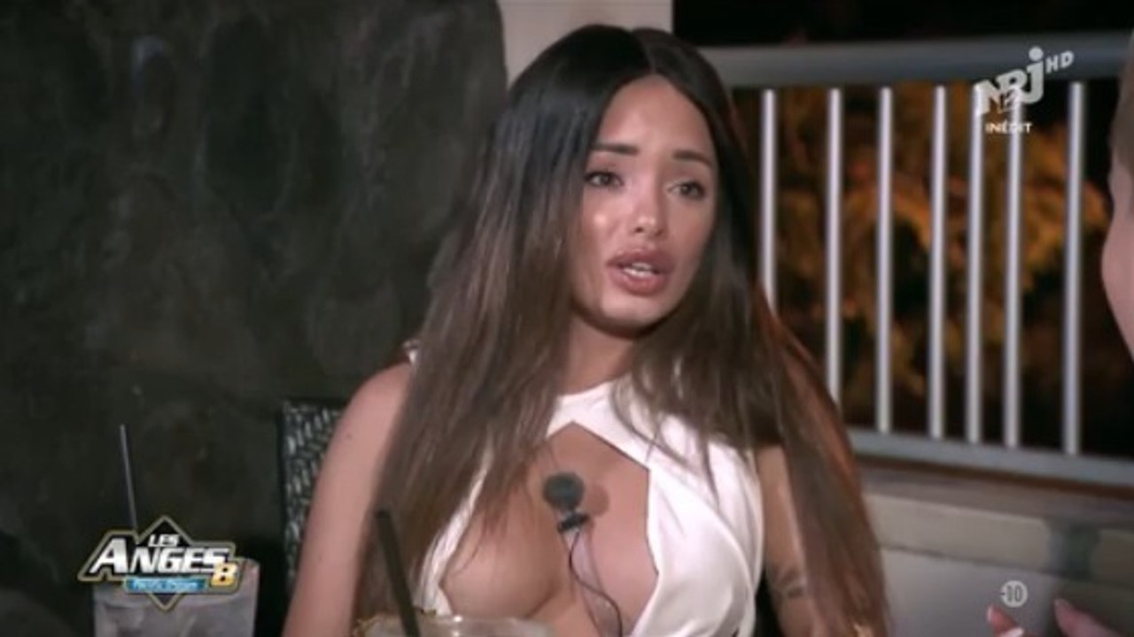 Les Anges 8 : Aurélie tente de séduire Andréane avec un décolleté ultra-sexy