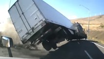 Cet accident entre deux poids lourds est impressionnant !