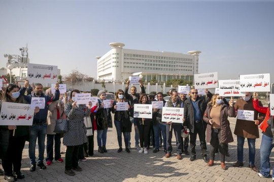 Tunus Devlet Televizyonu çalışanları, yönetimin baskısına karşı gösteri düzenledi