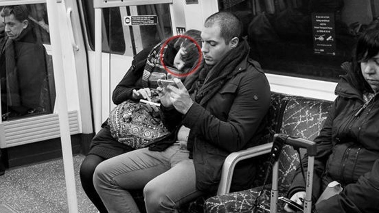 Un photographe met en exergue l'importance excessive du téléphone portable dans nos vie