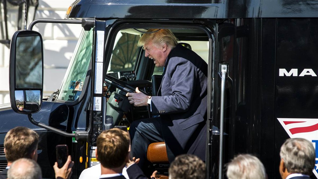 Donald Trump : à bord d'un camion, le président américain s'amuse comme un enfant