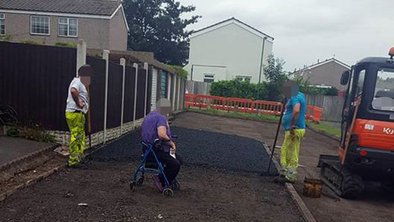 Cette vieille dame emploie la manière forte pour empêcher des travaux dans sa rue !