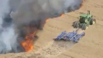 Un agriculteur tente l'impossible pour éteindre un feu qui ruine ses récoltes