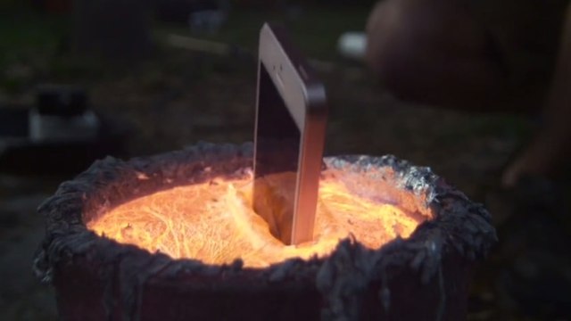 Il plonge un iPhone dans de l'aluminium en fusion. Le résultat est spectaculaire !