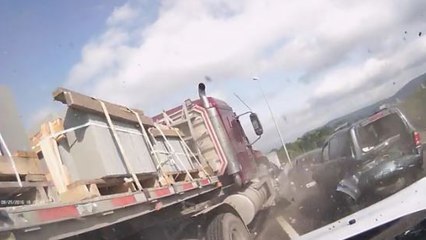 Un camion percute plusieurs automobilistes et cause un accident impressionnant à New-York