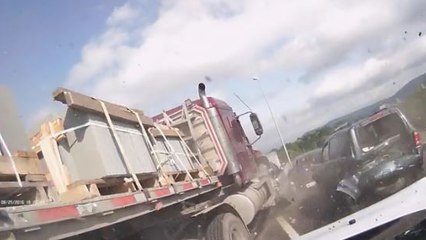 Download Video: Un camion percute plusieurs automobilistes et cause un accident impressionnant à New-York