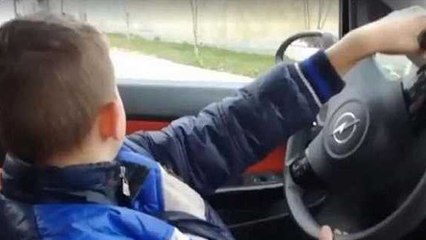 Insolite: il laisse son fils de 10 ans conduire sa voiture