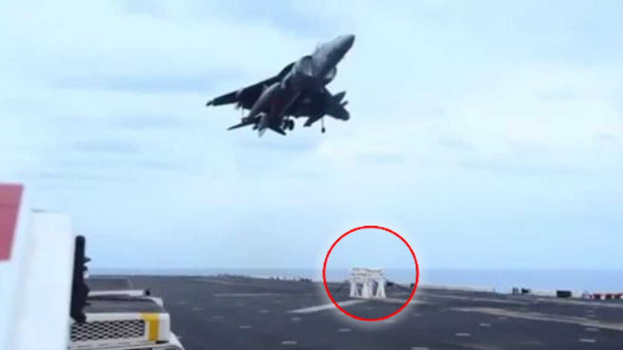 Sans train d'atterrissage, un avion de la Navy est contraint d'atterrir sur un tabouret !
