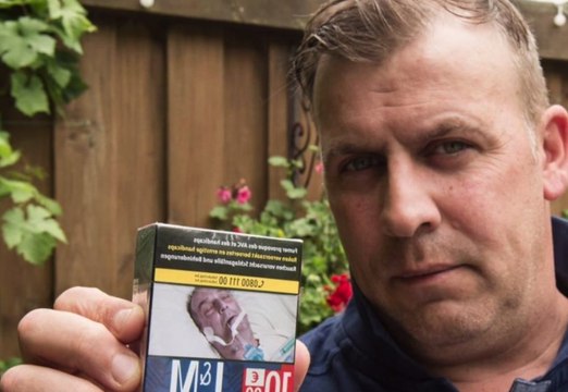 Insolite : il achète un paquet de cigarettes et l'homme qu'il voit sur la boîte ne lui est pas inconnu...