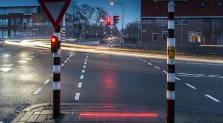 Sécurité routière : une ville néerlandaise de Bodegraven installe des feux au sol afin d'avertir les usagers de smartphone