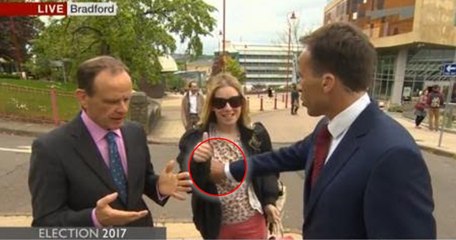 Insolite : Un journaliste de la BBC écarte une passante en lui touchant la poitrine