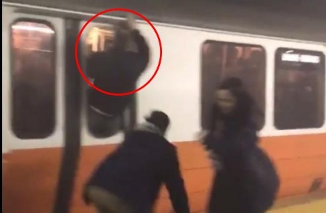 A Boston, les passagers paniqués d'une rame de métro brisent les vitres pour s'enfuir
