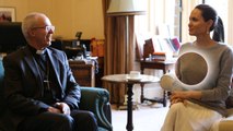 Angelina Jolie : elle fait scandale face à l’archevêque de Canterbury à cause de ses sous-vêtements