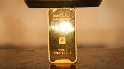 Il tente de détruire un lingot d'or d'une valeur de 40.000 dollars avec une presse hydraulique