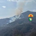 Bosco in fiamme in Lunigiana, il Canadair in azione