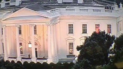 Des lumières rouges dans la Maison Blanche inquiétent les internautes