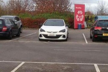 Angleterre : Luke Varley se gare systématiquement sur deux places de parking, voici pourquoi