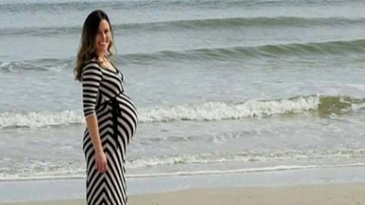 Insolite : Il prend sa femme enceinte en photo et un dauphin s'incruste pile poil au bon moment !