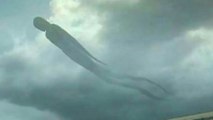 Une étrange forme humaine géante fait son apparition dans le ciel en Zambie