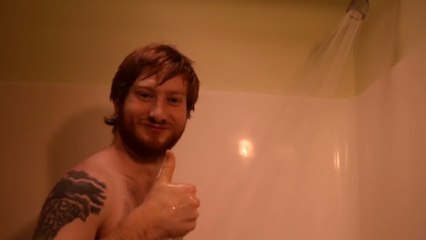 Découvrez cette nouvelle habitude à prendre sous la douche pour se sentir bien