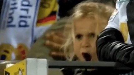 Une petite fille imite Cristiano Ronaldo et emballe les réseaux sociaux