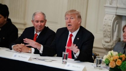 Donald Trump : l'étrange manie du président des Etats-Unis lorsqu'il est attablé