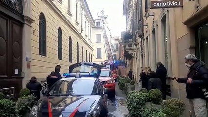 下载视频: Incendio in via della Spiga a Milano: i vigili del fuoco spengono le fiamme